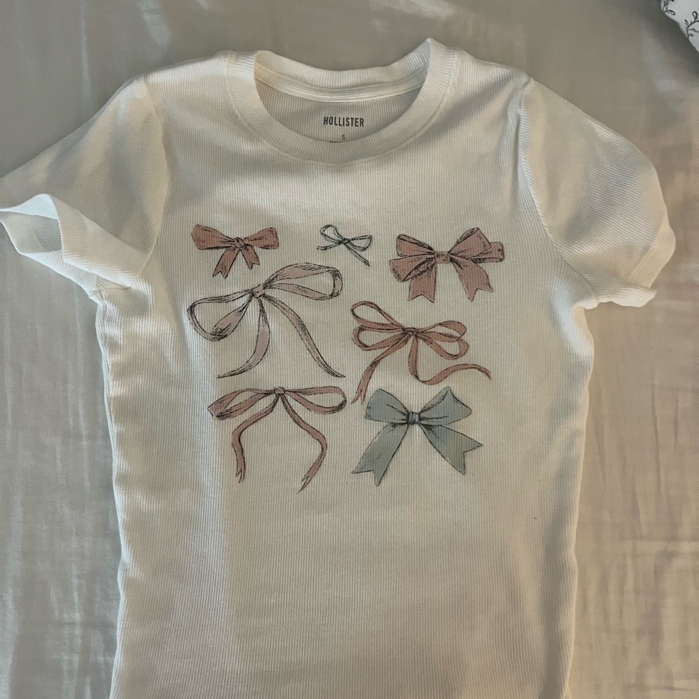 Hollister White Short Sleeve Tee with Bow Pattern